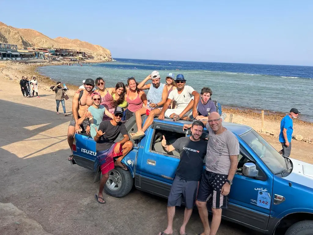 קבוצה על טנדר בחוף בדואי בסיני